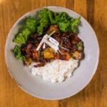 7 Tanda Karakter Seseorang yang Tak Pernah Mau Mencicipi Masakan Lokal saat Liburan, Kata Ahli Psikologi